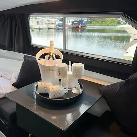Luxe Boot In Jachthaven Botel