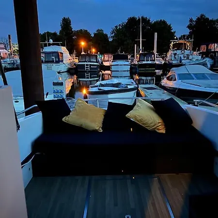 Luxe Boot In Jachthaven Roermond